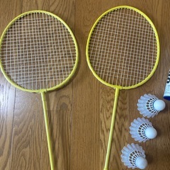バドミントンラケット×2   羽×3の画像