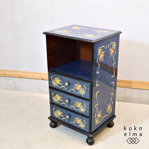 イタリア製アンティーク調の美しい象嵌細工が施されたキャビネットです！目を惹くブルーカラーと丸みのある脚が魅力のエレガントでクラシカルなサイドチェストはインテリアを洗練された空間に。