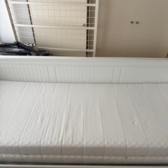 IKEA ヘムネス　白ベッドフレーム　マットレス付きの画像