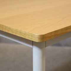 オーク材を使用した無印良品のパーソナルデスク。ホワイトのスチール脚とナチュラルなオーク材の天板がシンプルでオシャレなインテリアのアクセントに♪パソコンデスクや事務机に最適です！！の画像