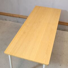 オーク材を使用した無印良品のパーソナルデスク。ホワイトのスチール脚とナチュラルなオーク材の天板がシンプルでオシャレなインテリアのアクセントに♪パソコンデスクや事務机に最適です！！の画像
