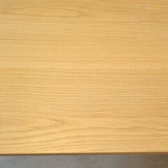 オーク材を使用した無印良品のパーソナルデスク。ホワイトのスチール脚とナチュラルなオーク材の天板がシンプルでオシャレなインテリアのアクセントに♪パソコンデスクや事務机に最適です！！の画像