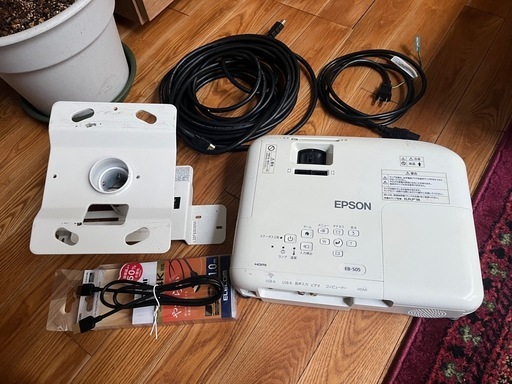 エプソン　プロジェクター　EB S05 スクリーン付き