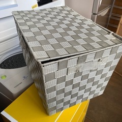 バスケット（フタ付）の画像