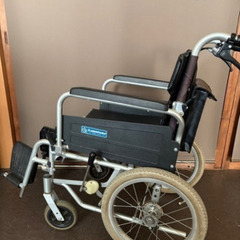 折りたたみ車椅子の画像