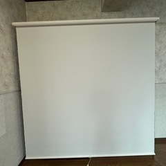 収納棚　コンセント・ロールスクリーン付きの画像