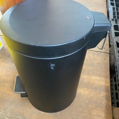【ニトリ】ペダル式ゴミ箱小の画像