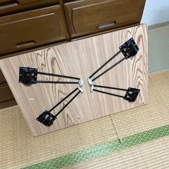 レトロな折りたたみテーブルの画像