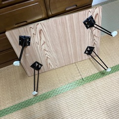 レトロな折りたたみテーブルの画像