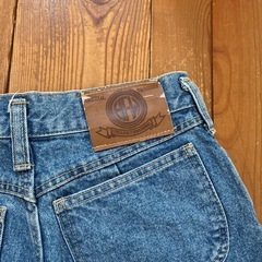 デニムのスカートとショートパンツの画像