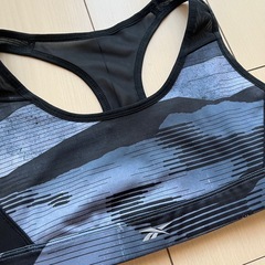 Reebok リーボック スポーツブラ Lですがとても小さめ の画像