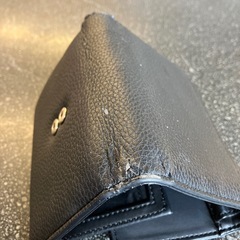 K2510-057 GUESS 折りたたみ財布 ブラック キズ汚れ使用感有りの画像