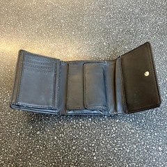 K2510-057 GUESS 折りたたみ財布 ブラック キズ汚れ使用感有りの画像