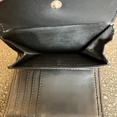 K2510-057 GUESS 折りたたみ財布 ブラック キズ汚れ使用感有りの画像