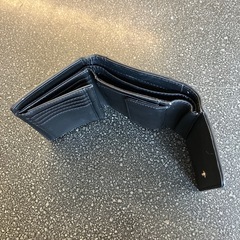 K2510-057 GUESS 折りたたみ財布 ブラック キズ汚れ使用感有りの画像