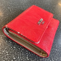 K2510-058 GUESS 折りたたみ財布 レッド ヘビ柄 型押し キズ汚れ有り の画像