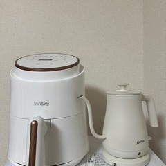 エアフライヤーと電気ケトルの画像