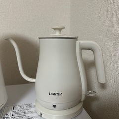 エアフライヤーと電気ケトルの画像