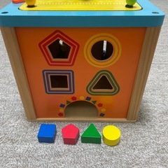 トイザらス 木製アクティビティキューブの画像