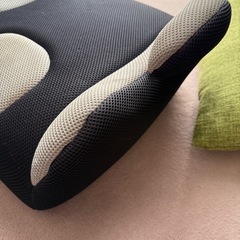 ジュニアシート エルゴノミックデザイン 黒とグレーの画像