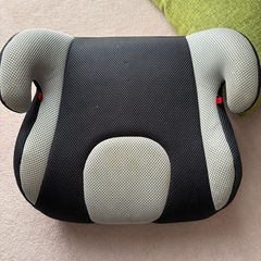 ジュニアシート エルゴノミックデザイン 黒とグレーの画像