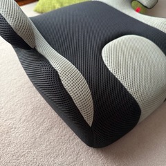 ジュニアシート エルゴノミックデザイン 黒とグレーの画像