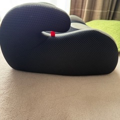 ジュニアシート エルゴノミックデザイン 黒とグレーの画像