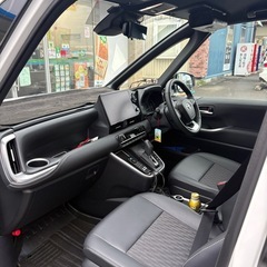 TOYOTAノアSZハイブリッド4600キロの画像