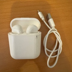 ワイヤレスイヤホン ホワイト 充電ケース付きの画像