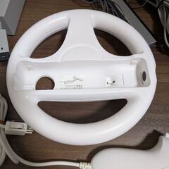 Wii　本体＋ソフト3本セット　ヌンチャク＆ハンドル付きの画像