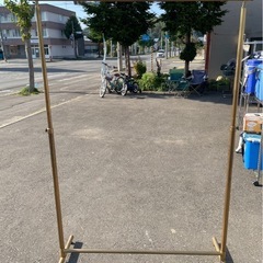 (B) パイプハンガー　ポールハンガー　ハンガーポール　什器　アンティーク　ゴールド　店舗　衣装掛け　3点あり　中古　③の画像