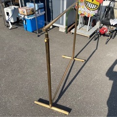 (B) パイプハンガー　ポールハンガー　ハンガーポール　什器　アンティーク　ゴールド　店舗　衣装掛け　3点あり　中古　③の画像