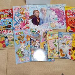塗り絵やシールブック、赤ちゃん用のクレヨンの画像