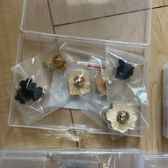 ブローチ　新品　4ケースの画像