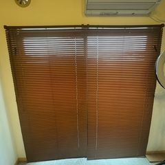 ニトリの掃き出し窓用ブラインドカーテン(ブラウン)の画像