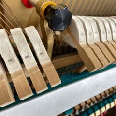 カワイKU2B　白艶出し　鮮やかな木目装飾モデル　リフレッシュ済み中古ピアノの画像
