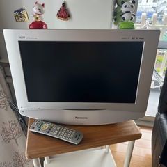 17インチテレビと棚の画像