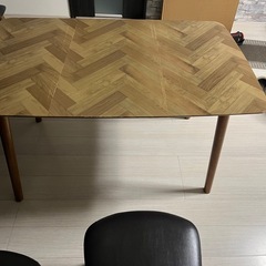 ダイニングテーブルの画像