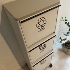 【受渡し者決定】キャスター付き　分別式スリムごみ箱の画像