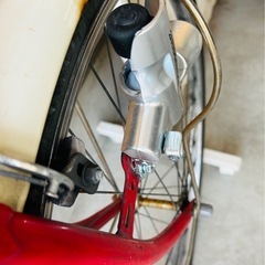 赤＆オフホワイトが可愛い自転車の画像