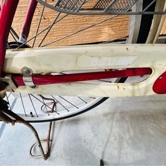 赤＆オフホワイトが可愛い自転車の画像