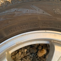 アルミホイル、スタッドレスタイヤ中古4本16x5 1/2JJ ５穴　オフセット+19/  175/80R16 の画像