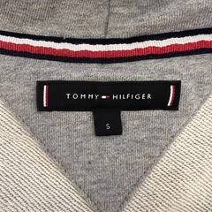 TOMMY HILFIGER グレー パーカー Sサイズの画像
