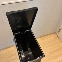 ペダル式ゴミ箱の画像