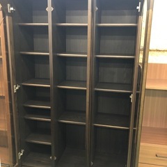 【ドリーム川西店御来店限定】☆ジモティー見たよ♪割引☆  3枚扉本棚ﾞ ブラウン クリーニング済み 【99560000029007】の画像