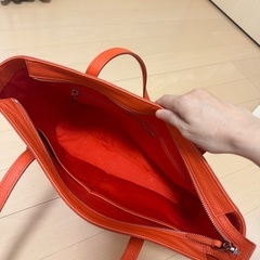 オレンジのショルダーバッグの画像