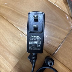 マキタの掃除機用、充電器と紙パックの画像