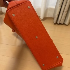 オレンジのショルダーバッグの画像