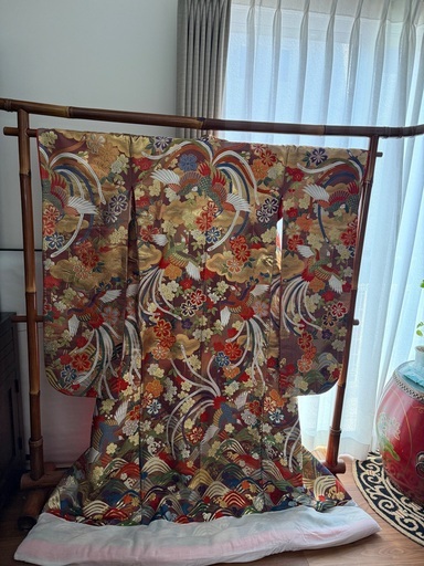 華やかな花柄の伝統的着物　打掛