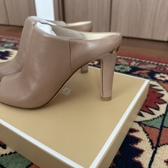MICHAEL KORS SHAW MULE トフィー 6Mの画像